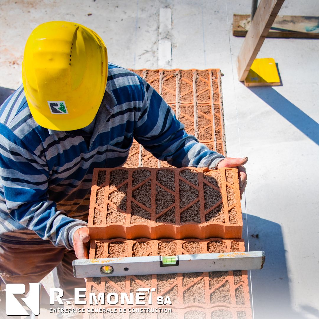 Laying a Capo monolithic brick on an R. Emonet SA site