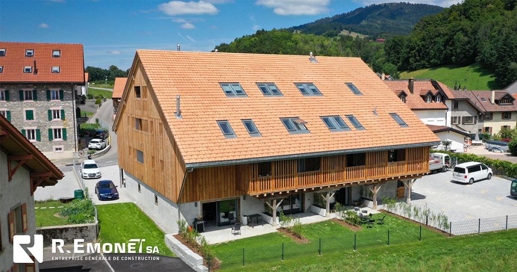Façade and gardens of the Ferme en Gremy, aerial view
