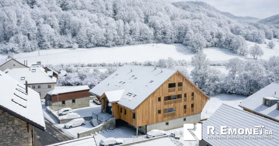 Bâtiment rénové par R. Emonet SA sous la neige