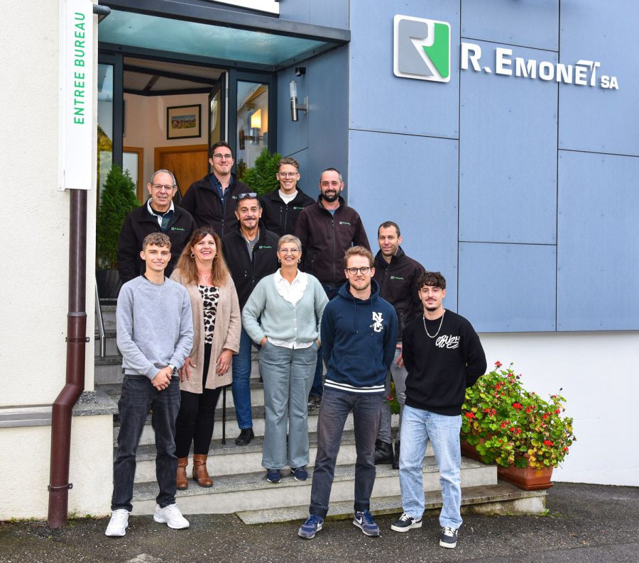 L'équipe R. Emonet SA devant les bureaux de Tatroz