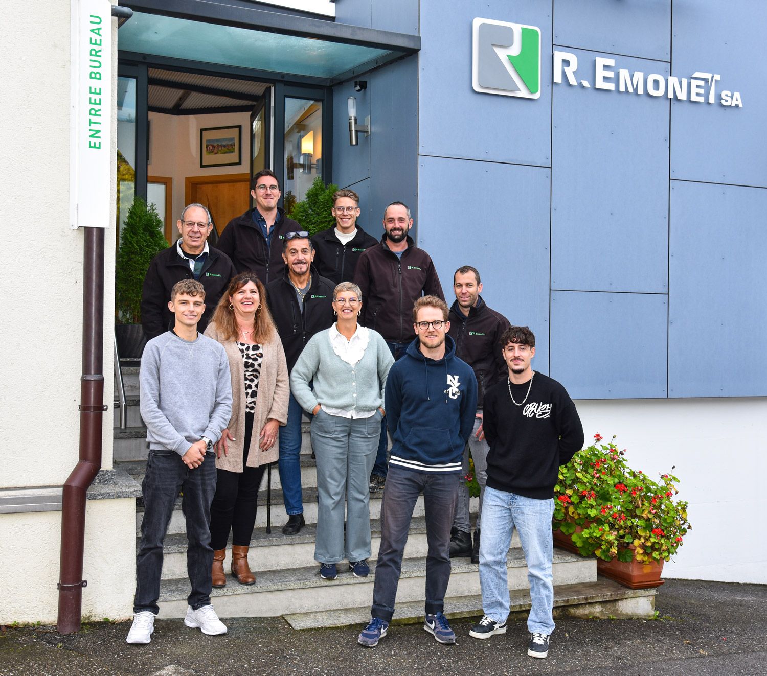The R. Emonet SA team in front of the Tatroz offices