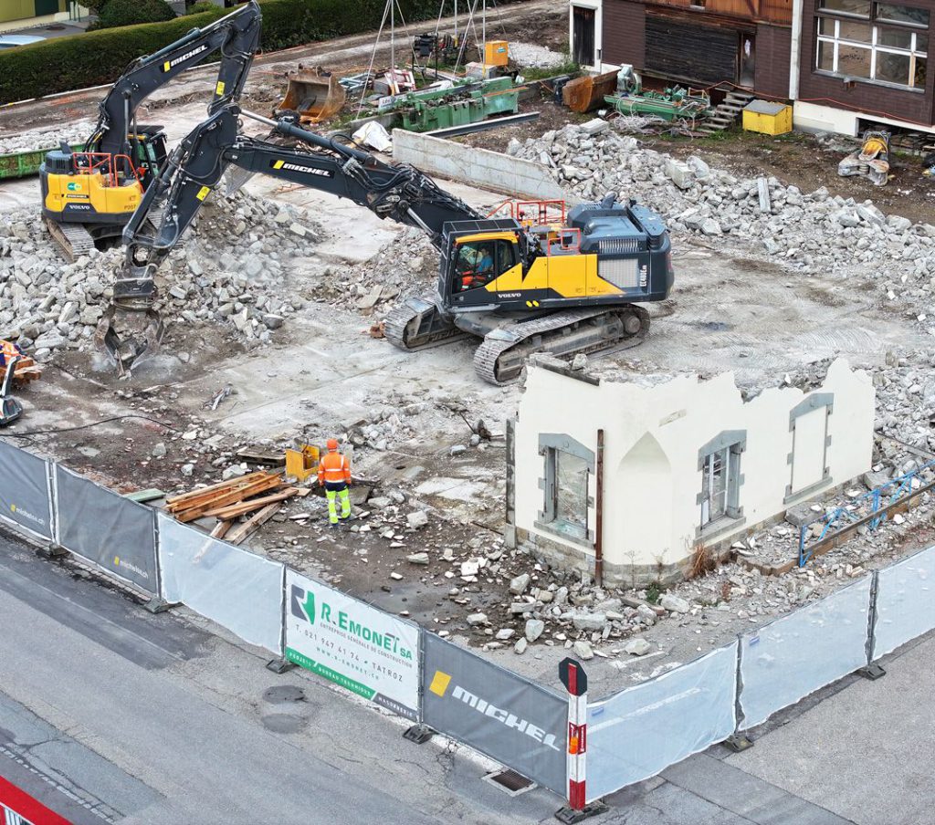 Deconstruction of the existing structures by Michel Démolition