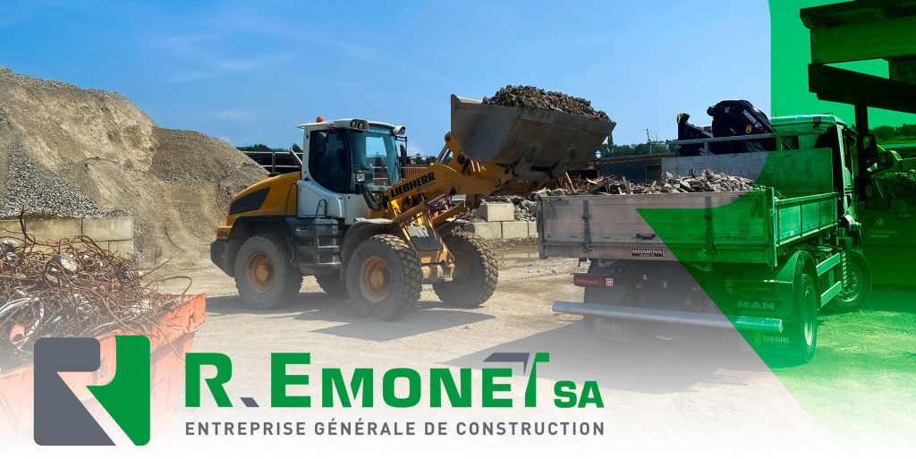 Chargeuse et camion au centre de tri des matériaux de démolition