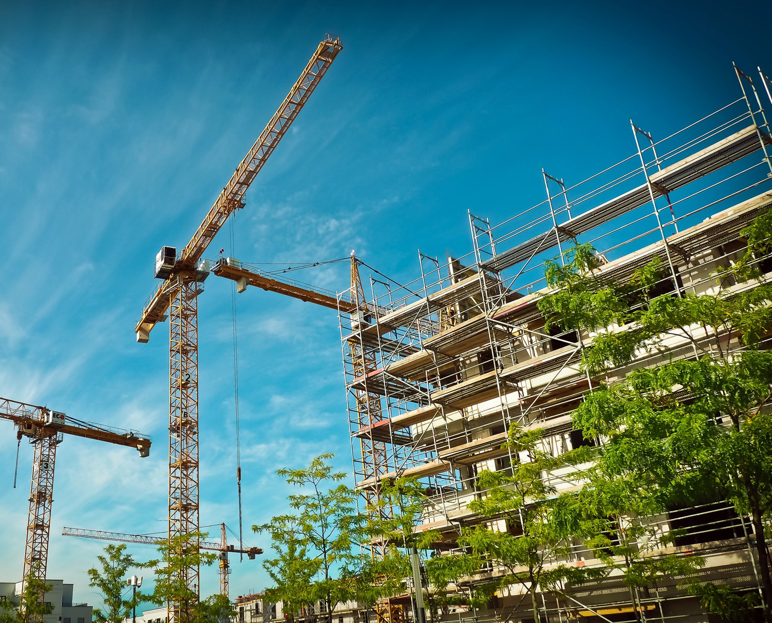 Chantier avec grues et échafaudages