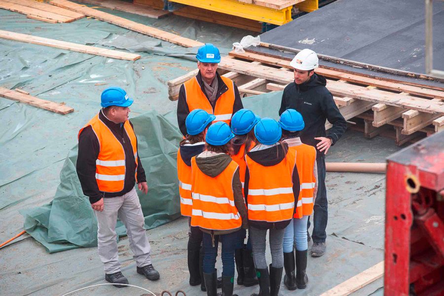 Visite de chantier avec des jeunes en formation