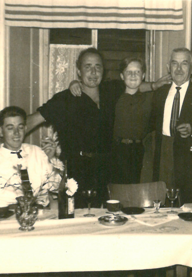 La famille Emonet réunie autour d'une table, photo d'archives
