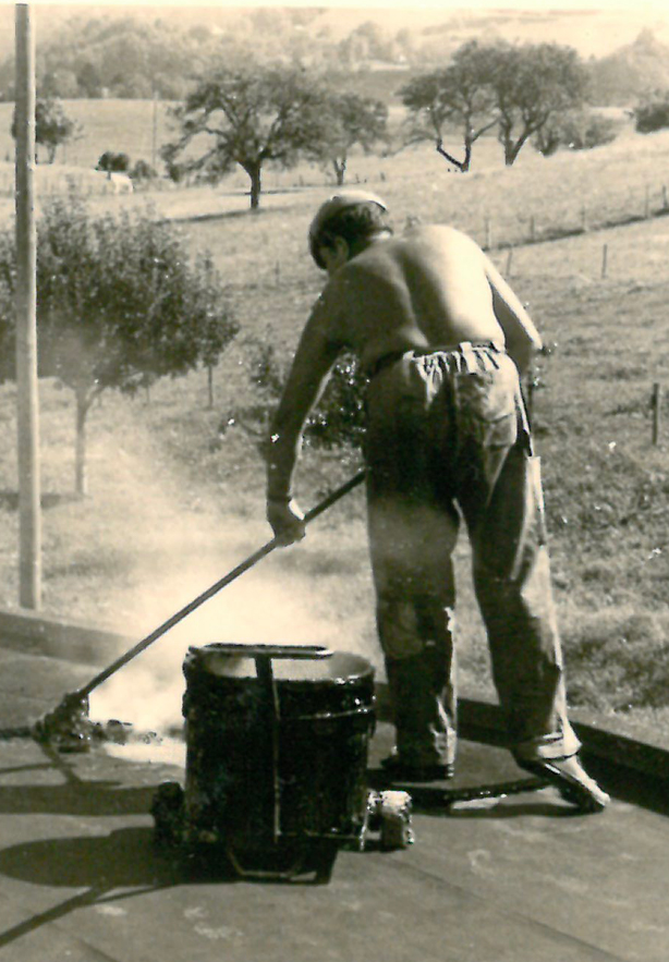 Ouvrier au travail sur un chantier, photo d'archives