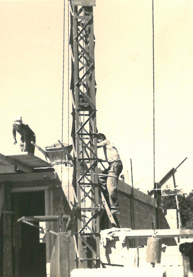 Ouvriers sur un échafaudage et une grue, photo d'archives