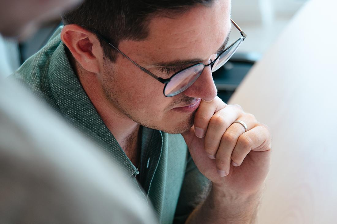 Collaborateur à l'écoute d'un client