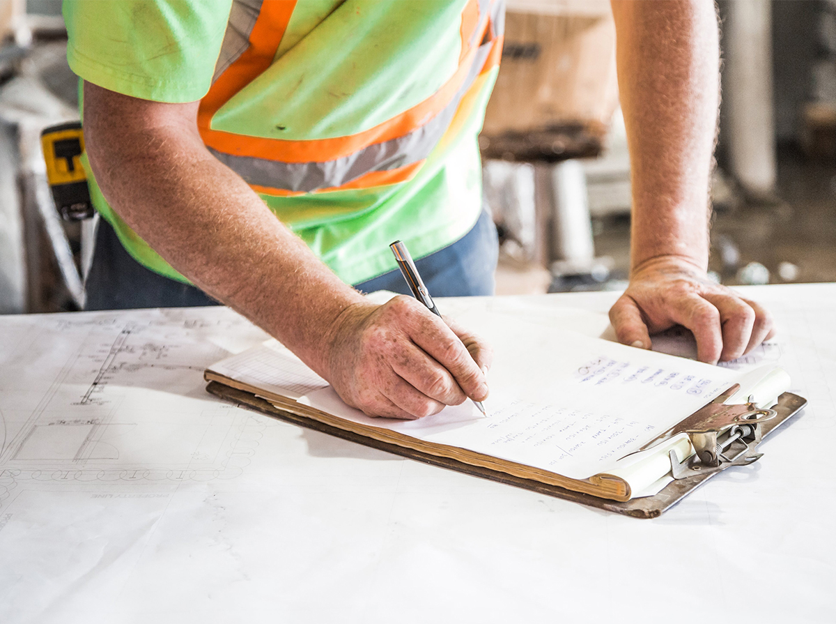 Collaborateur remplissant un rapport de chantier
