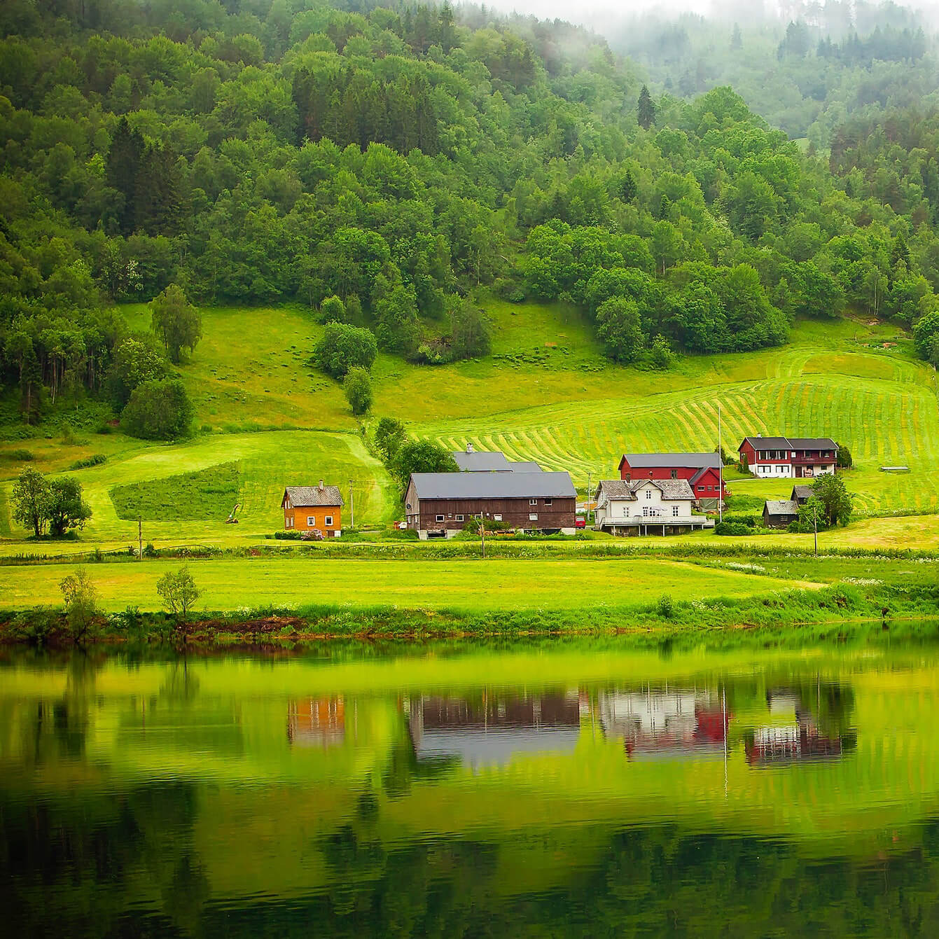 Paysage rural avec ferme au bord d'un lac
