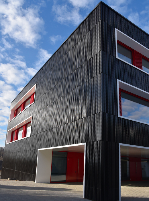 Bâtiment commercial à façade noire et rouge