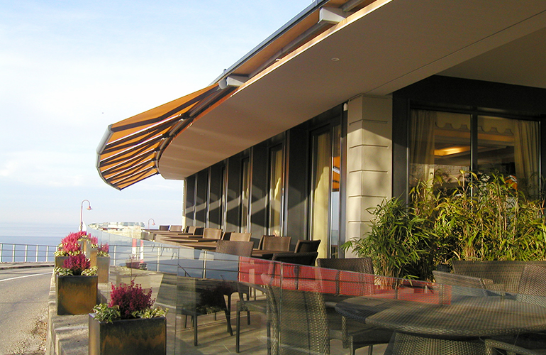 Terrasse d'un hôtel restaurant construit par R. Emonet SA