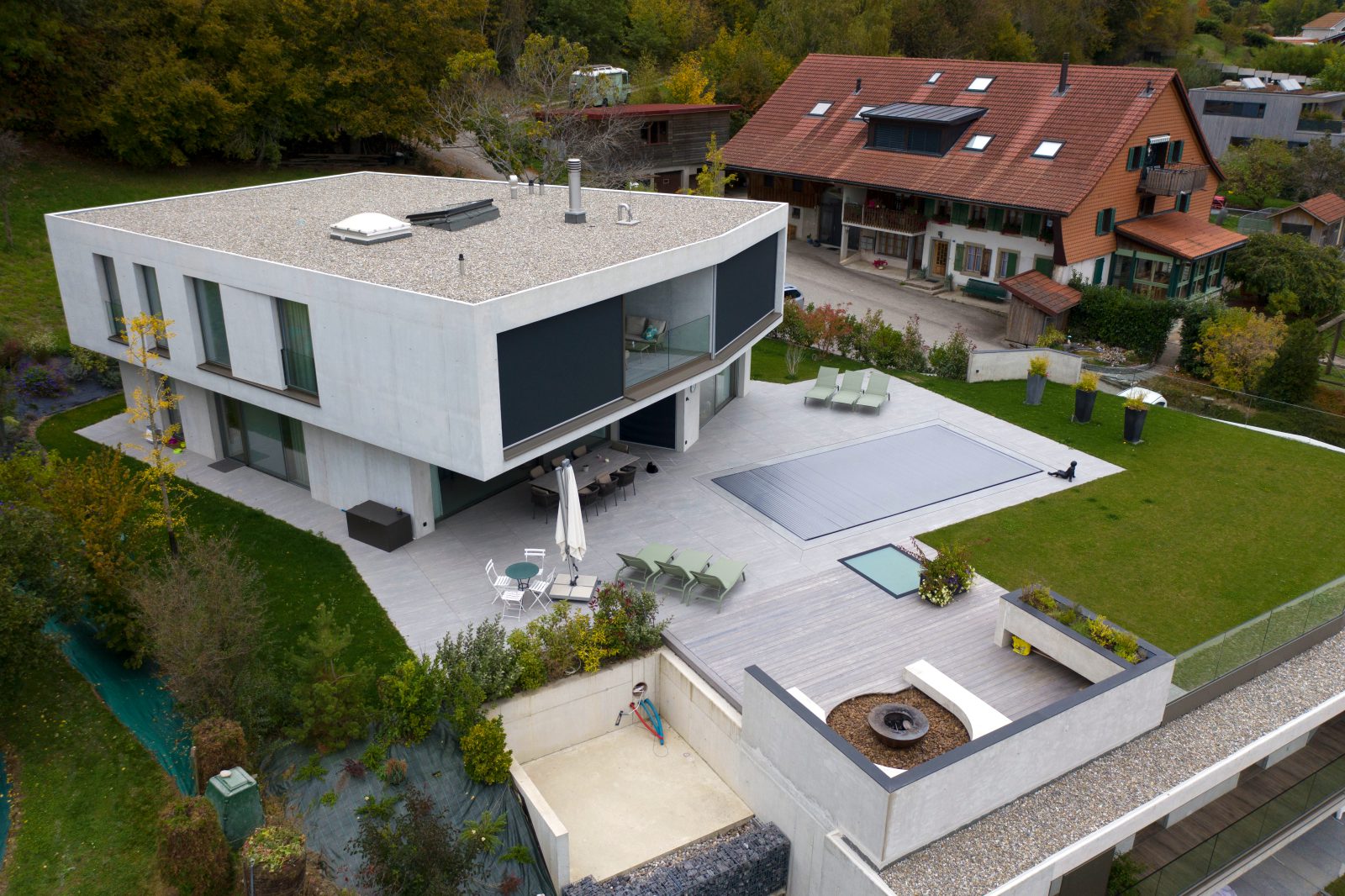 Villa contemporaine avec piscine construite par R. Emonet SA