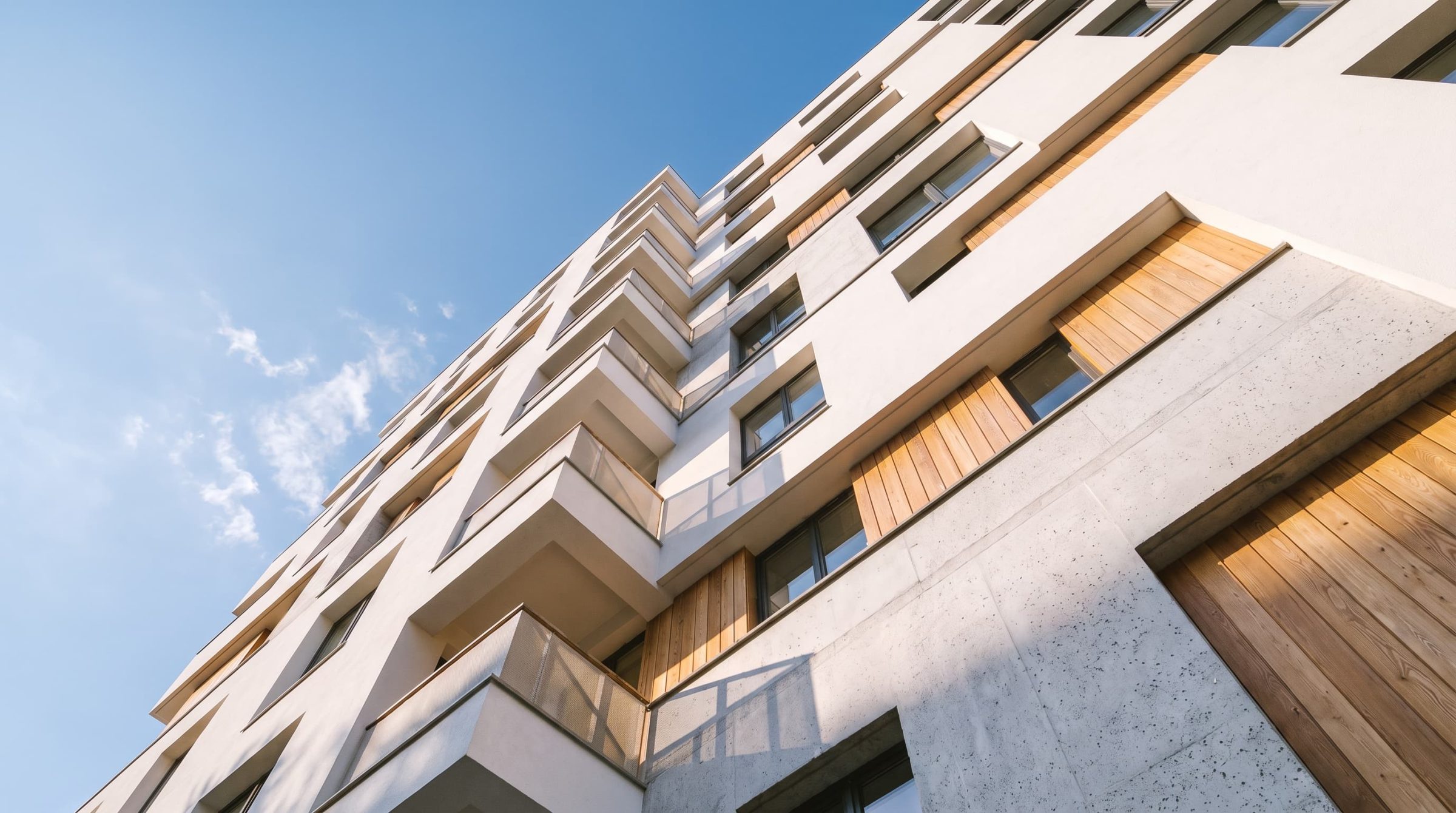 Façade d'immeuble moderne avec balcons