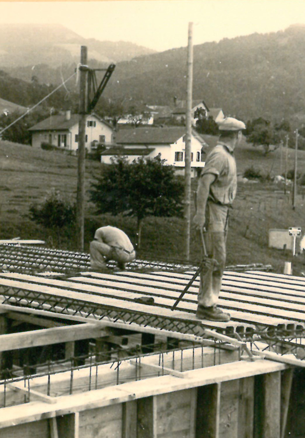 Ouvriers sur un chantier de charpente, photo d'archives