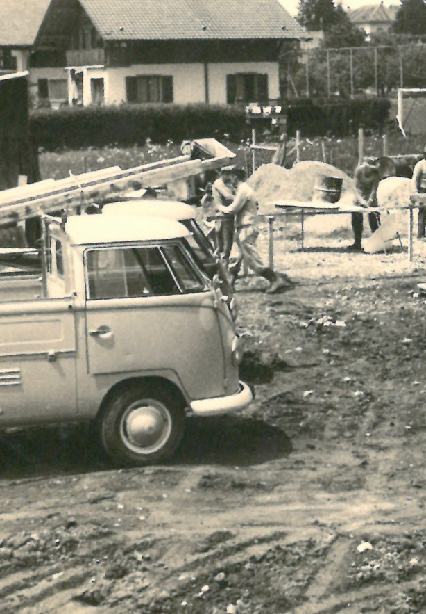 Camionnette de l'entreprise sur un chantier, photo d'archives