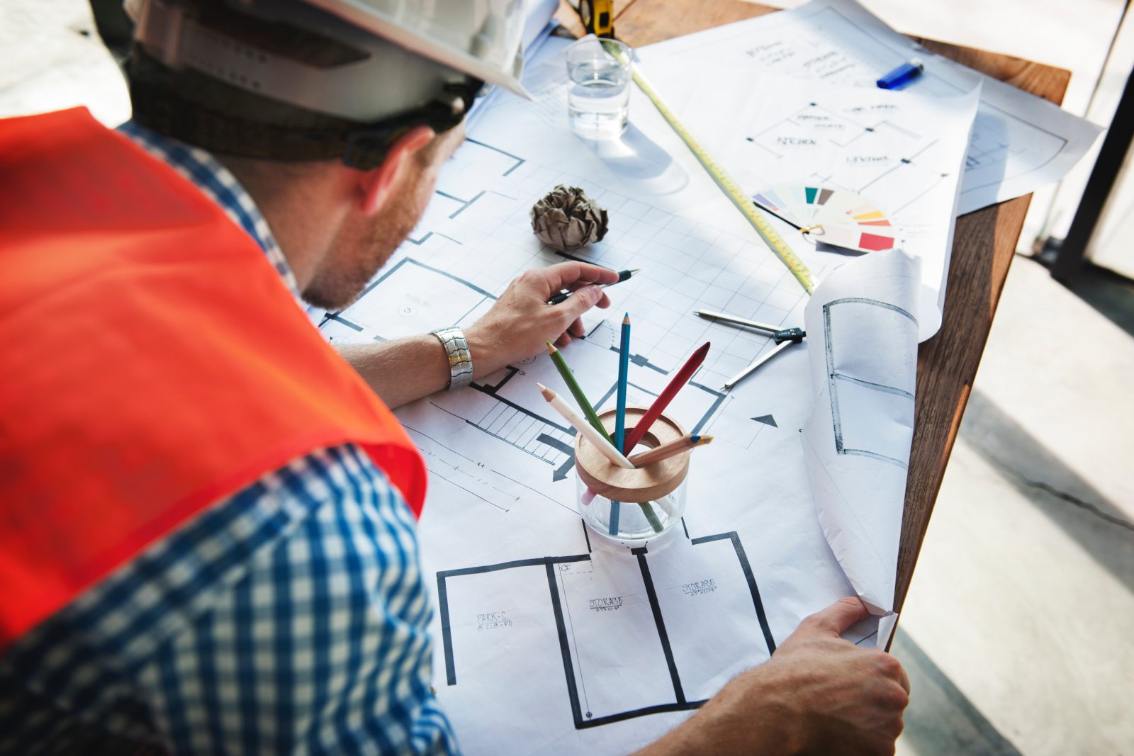 Conducteur de travaux annotant des plans